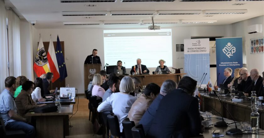 Policja Oświęcim sprawozdanie 2025 rok 18540 interwencji 80 wypadków 904 narkotyki Rada Powiatu bezpieczeństwo