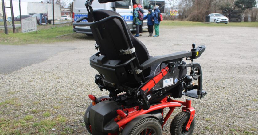 Potrącenie wózek inwalidzki Oświęcim Konarskiego 20-latek Renault przejście pieszych 48-latek szpital policja 2026