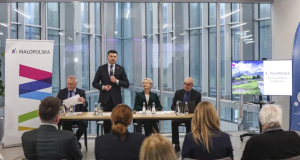 Małopolska turystyka 29 milionów turystów 25,5 miliarda złotych VeloMałopolska rowerzystów lotnisko Balice 2025