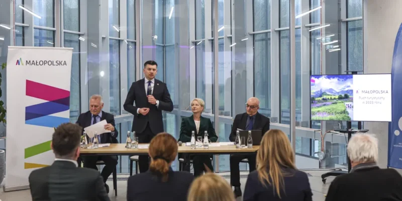 Małopolska turystyka 29 milionów turystów 25,5 miliarda złotych VeloMałopolska rowerzystów lotnisko Balice 2025