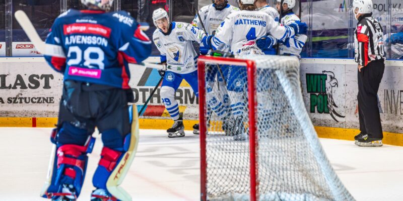 Unia Oświęcim zwycięstwo Toruń 4:0 play-off seria 3:2 Heikkinen Lundin czyste konto hokej 2026