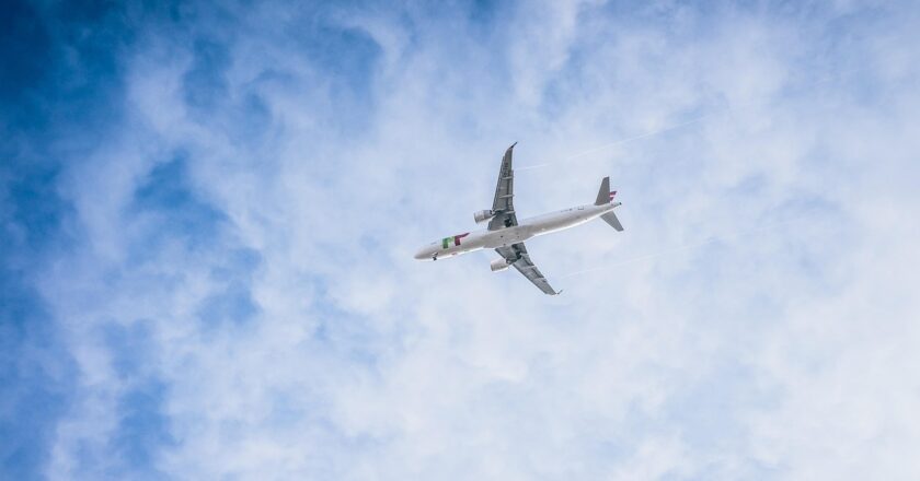 Sezon urlopowy zbliża się nieubłaganie, a miłośnicy podróży ze zniecierpliwieniem planują kolejne niezapomniane wyjazdy. Należysz do tej grupy i zastanawiasz się, jak dostać się do celu podróży? Przeczytaj poniższy artykuł i sprawdź, czym lepiej udać się na wakacje: samolotem czy może samochodem?