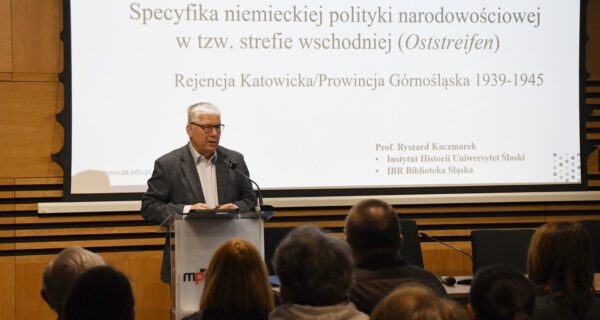Konferencja „Utracone domy" w Muzeum Pamięci Mieszkańców Ziemi Oświęcimskiej – prelegenci i uczestnicy podczas spotkania poświęconego wysiedleniom przy KL Auschwitz, kwiecień 2026