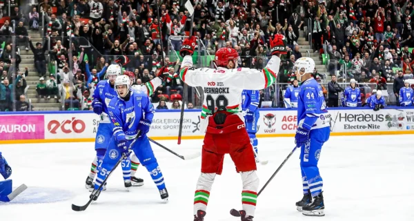 Hokeiści ECB Zagłębie Sosnowiec świętują zdobycie brązowego medalu Tauron Hokej Ligi po wygranej z KS Unią Oświęcim 4:3 po dogrywce, kwiecień 2026