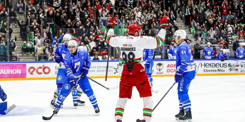 Hokeiści ECB Zagłębie Sosnowiec świętują zdobycie brązowego medalu Tauron Hokej Ligi po wygranej z KS Unią Oświęcim 4:3 po dogrywce, kwiecień 2026