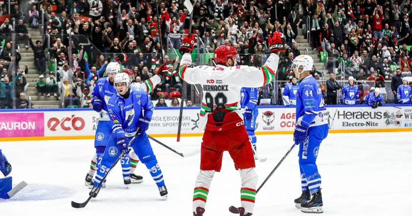 Hokeiści ECB Zagłębie Sosnowiec świętują zdobycie brązowego medalu Tauron Hokej Ligi po wygranej z KS Unią Oświęcim 4:3 po dogrywce, kwiecień 2026