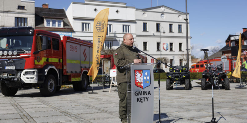Przekazanie sprzętu ratowniczego gminom powiatu oświęcimskiego w ramach Programu Ochrony Ludności i Obrony Cywilnej – wojewoda małopolski Krzysztof Jan Klęczar, 2026