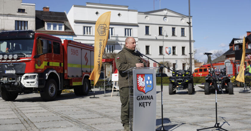 Przekazanie sprzętu ratowniczego gminom powiatu oświęcimskiego w ramach Programu Ochrony Ludności i Obrony Cywilnej – wojewoda małopolski Krzysztof Jan Klęczar, 2026