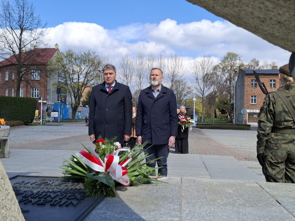 Uroczystości 16. rocznicy katastrofy smoleńskiej na placu Tadeusza Kościuszki w Oświęcimiu – 96 zniczy i złożenie kwiatów przy Grobie Nieznanego Żołnierza, 10 kwietnia 2026