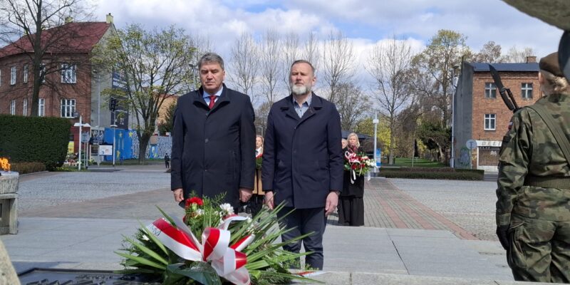 Uroczystości 16. rocznicy katastrofy smoleńskiej na placu Tadeusza Kościuszki w Oświęcimiu – 96 zniczy i złożenie kwiatów przy Grobie Nieznanego Żołnierza, 10 kwietnia 2026