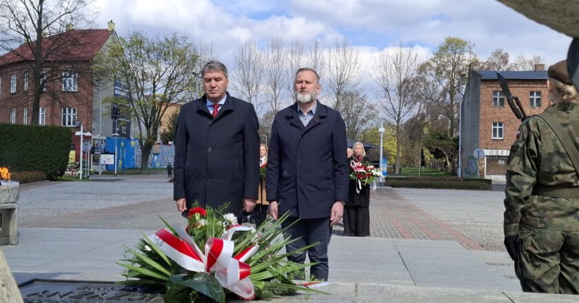 Uroczystości 16. rocznicy katastrofy smoleńskiej na placu Tadeusza Kościuszki w Oświęcimiu – 96 zniczy i złożenie kwiatów przy Grobie Nieznanego Żołnierza, 10 kwietnia 2026