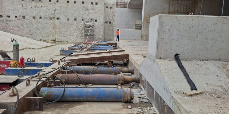 Operacja przeciskania betonowego segmentu pod torami kolejowymi linii Oświęcim–Czechowice-Dziedzice podczas budowy obwodnicy Oświęcimia metodą pipe-roofing, kwiecień 2026