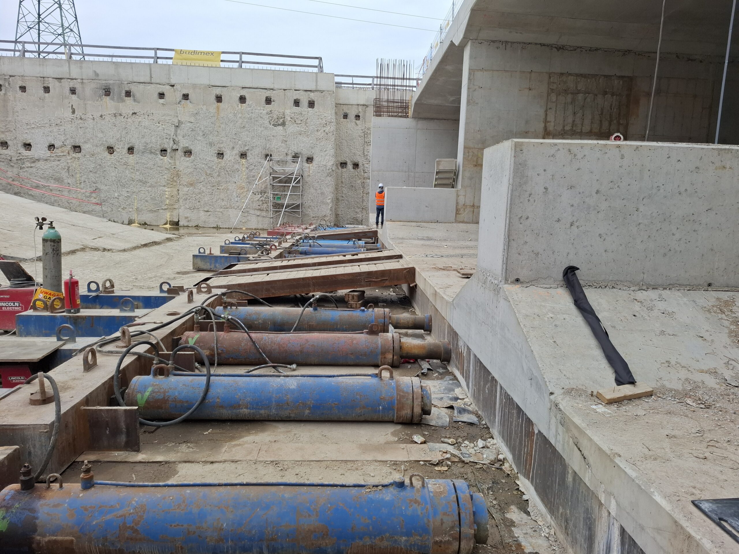 5500 ton betonu przeciskane pod torami w Oświęcimiu. Takiej operacji w Polsce jeszcze nie było