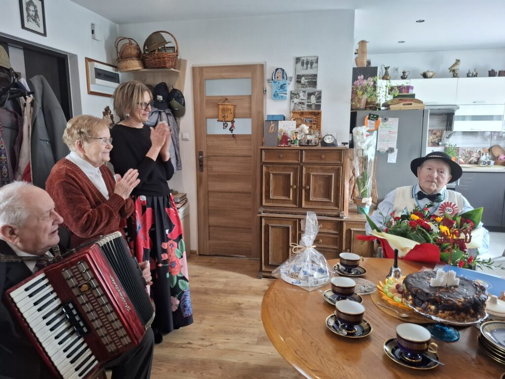 Pan Bazyli Hnatkowicz – stulatek ze Starych Stawów w Oświęcimiu podczas uroczystości setnych urodzin, 17 kwietnia 2026