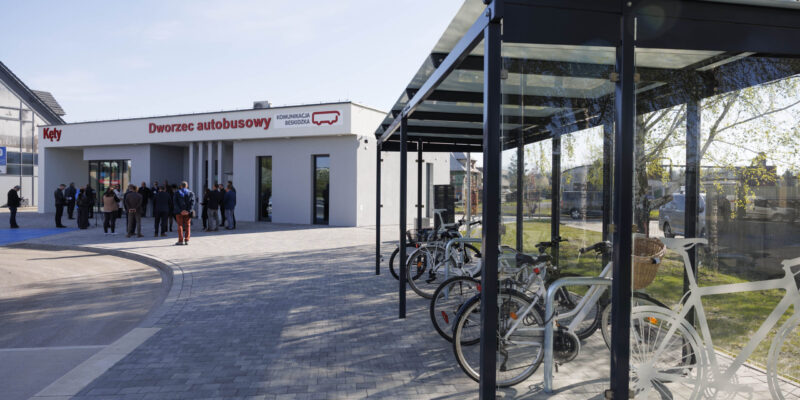 Nowy dworzec autobusowy w Kętach – nowoczesny obiekt z podgrzewaną poczekalnią, panelami fotowoltaicznymi i wiatą rowerową, otwarty w 2026 roku przy udziale wojewody małopolskiego Krzysztofa Jana Klęczara