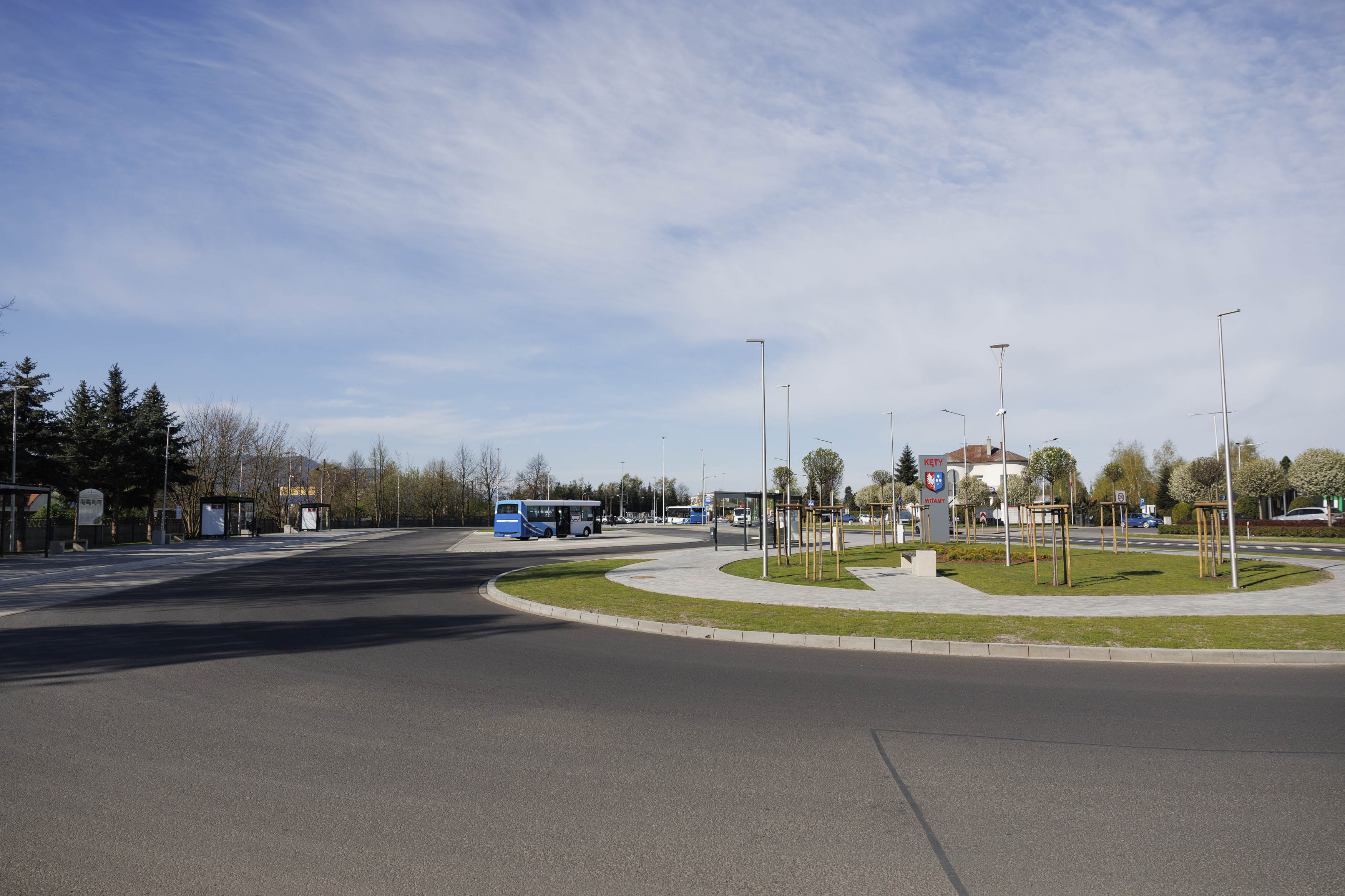 Nowy dworzec autobusowy w Kętach otwarty. Podgrzewane ławki, fotowoltaika i ładowarki do telefonów