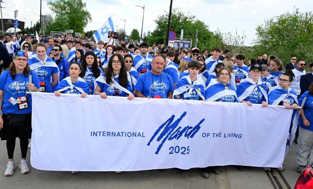 Uczestnicy Marszu Żywych na trasie z byłego obozu Auschwitz I do Auschwitz II-Birkenau w Oświęcimiu – coroczna uroczystość w Dniu Pamięci o Ofiarach Zagłady Jom Ha-Szoa