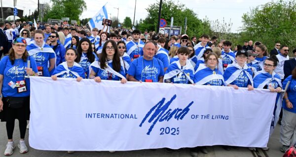 Uczestnicy Marszu Żywych na trasie z byłego obozu Auschwitz I do Auschwitz II-Birkenau w Oświęcimiu – coroczna uroczystość w Dniu Pamięci o Ofiarach Zagłady Jom Ha-Szoa