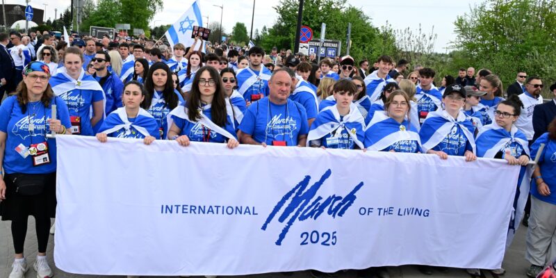 Uczestnicy Marszu Żywych na trasie z byłego obozu Auschwitz I do Auschwitz II-Birkenau w Oświęcimiu – coroczna uroczystość w Dniu Pamięci o Ofiarach Zagłady Jom Ha-Szoa