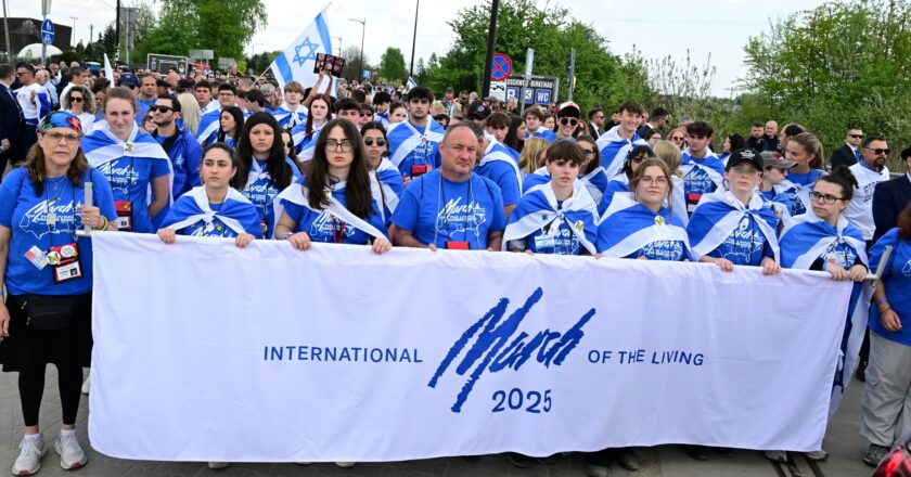 Uczestnicy Marszu Żywych na trasie z byłego obozu Auschwitz I do Auschwitz II-Birkenau w Oświęcimiu – coroczna uroczystość w Dniu Pamięci o Ofiarach Zagłady Jom Ha-Szoa