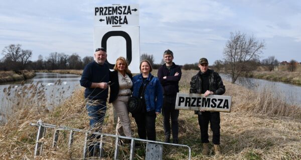 Tablica zerowego kilometra żeglownej Wisły na cyplu w Chełmku przy ujściu Przemszy – akcja Moksir Chełmek i Muzeum Miejskiego w Bieruniu, marzec 2026 Waldemar Rudyk Mosir Chełmek