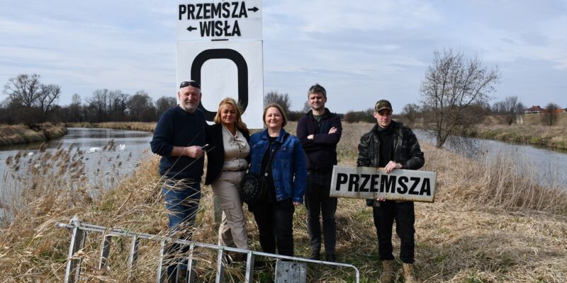 Tablica zerowego kilometra żeglownej Wisły na cyplu w Chełmku przy ujściu Przemszy – akcja Moksir Chełmek i Muzeum Miejskiego w Bieruniu, marzec 2026 Waldemar Rudyk Mosir Chełmek