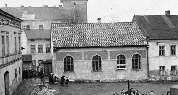 Punkt zborny deportowanych Żydów oświęcimskich na obecnym placu ks. Jana Skarbka w Oświęcimiu – kwiecień 1941 rok, zdjęcie archiwalne