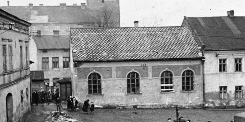 Punkt zborny deportowanych Żydów oświęcimskich na obecnym placu ks. Jana Skarbka w Oświęcimiu – kwiecień 1941 rok, zdjęcie archiwalne