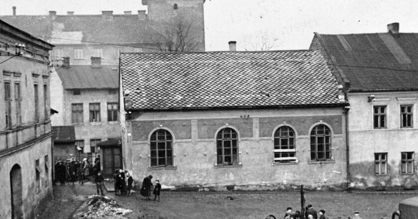Punkt zborny deportowanych Żydów oświęcimskich na obecnym placu ks. Jana Skarbka w Oświęcimiu – kwiecień 1941 rok, zdjęcie archiwalne