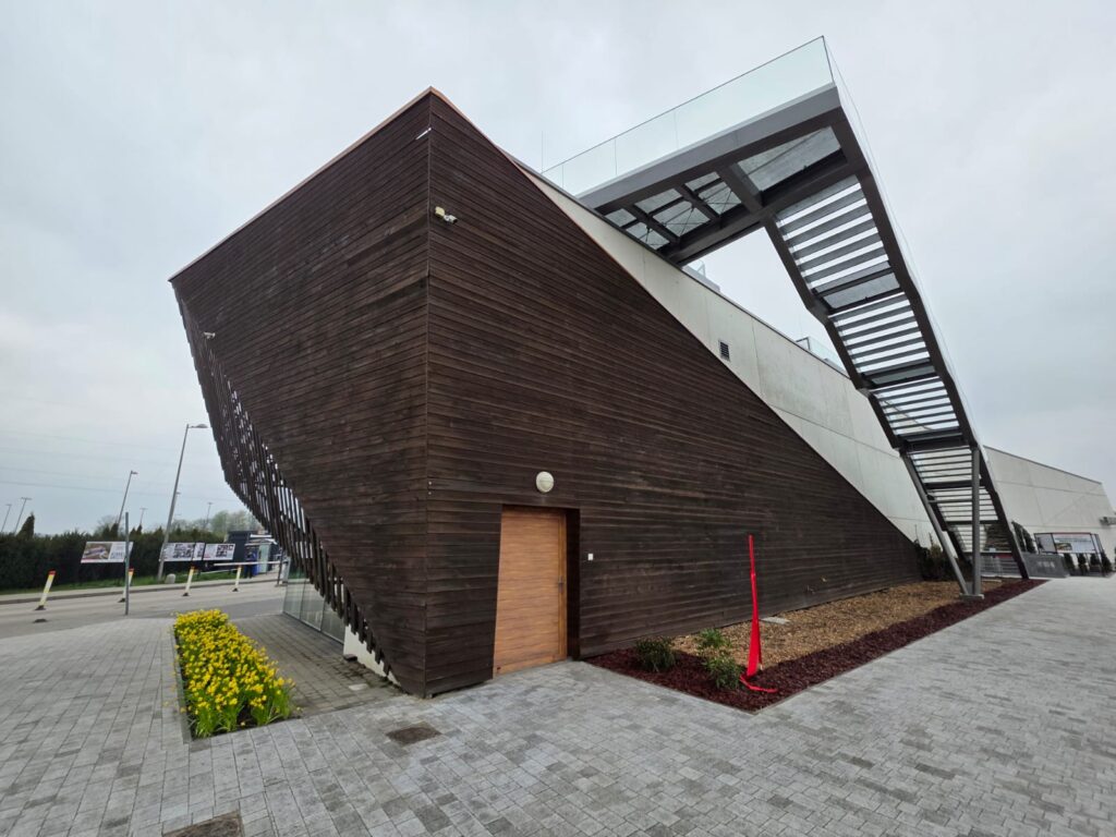 Taras widokowy na dachu Centrum Obsługi Turystów w Brzezince z widokiem na teren byłego obozu Auschwitz II-Birkenau – nowa atrakcja turystyczna gminy Oświęcim, 2026