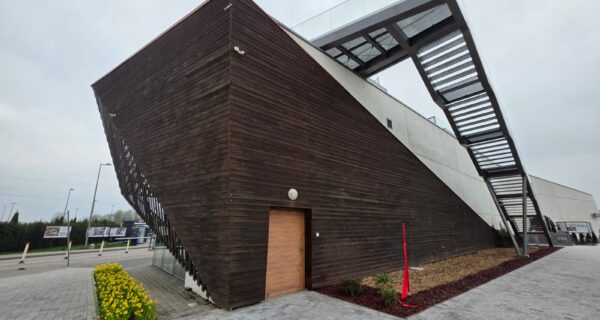 Taras widokowy na dachu Centrum Obsługi Turystów w Brzezince z widokiem na teren byłego obozu Auschwitz II-Birkenau – nowa atrakcja turystyczna gminy Oświęcim, 2026