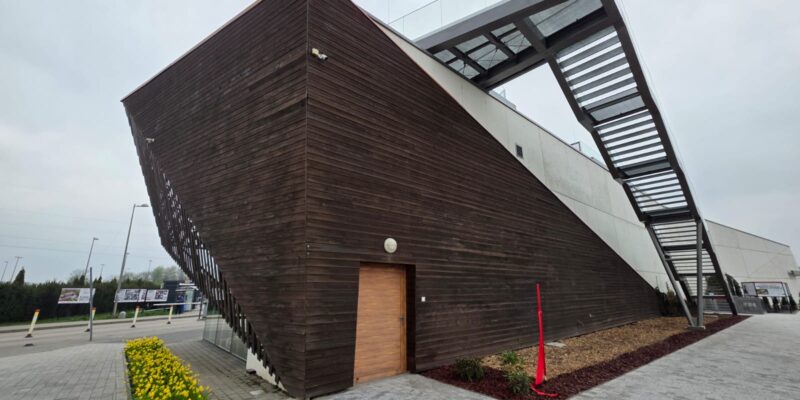 Taras widokowy na dachu Centrum Obsługi Turystów w Brzezince z widokiem na teren byłego obozu Auschwitz II-Birkenau – nowa atrakcja turystyczna gminy Oświęcim, 2026