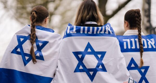 Uczestnicy Marszu Żywych 2026 na trasie z byłego obozu Auschwitz I do Auschwitz II-Birkenau w Oświęcimiu, 14 kwietnia 2026 – Dzień Pamięci o Ofiarach Zagłady Jom Ha-Szoa