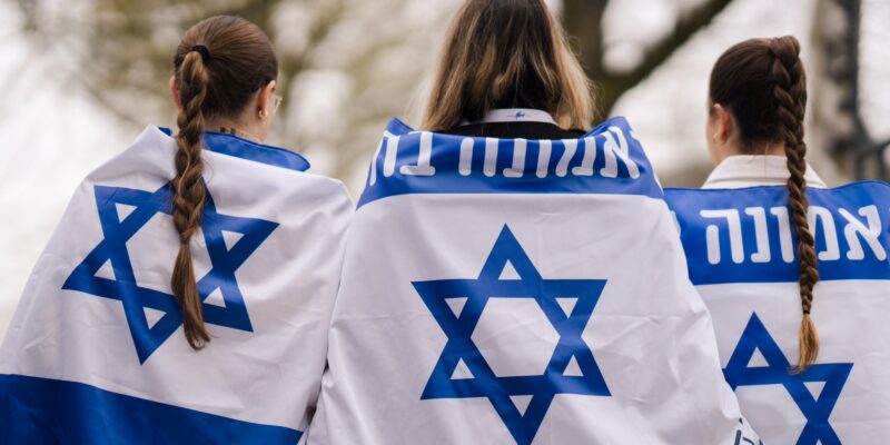 Uczestnicy Marszu Żywych 2026 na trasie z byłego obozu Auschwitz I do Auschwitz II-Birkenau w Oświęcimiu, 14 kwietnia 2026 – Dzień Pamięci o Ofiarach Zagłady Jom Ha-Szoa