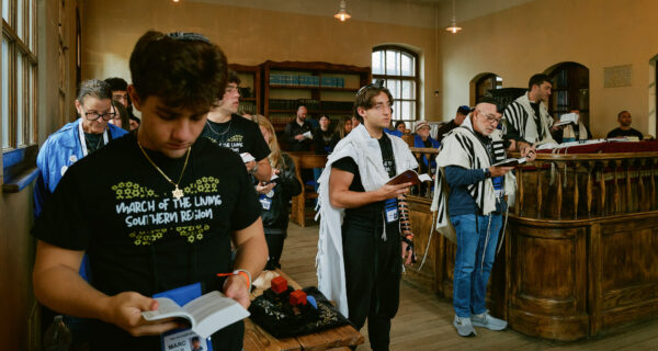 Uczestnicy Marszu Żywych 2026 podczas zwiedzania Muzeum Żydowskiego Oszpicin w Oświęcimiu – wystawa stała i synagoga, kwiecień 2026. Fot. Andrzej Rudiak