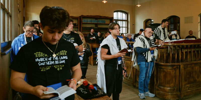 Uczestnicy Marszu Żywych 2026 podczas zwiedzania Muzeum Żydowskiego Oszpicin w Oświęcimiu – wystawa stała i synagoga, kwiecień 2026. Fot. Andrzej Rudiak