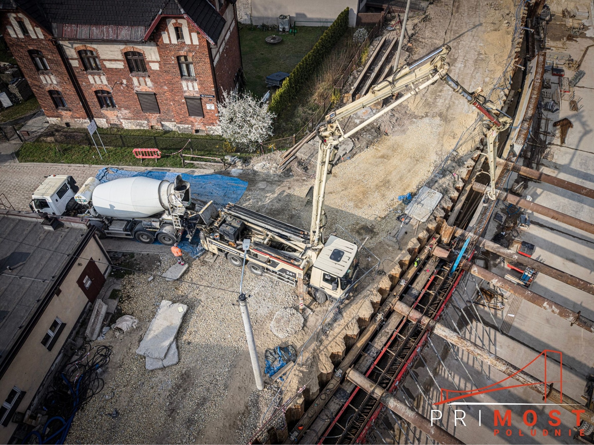 Postęp budowy ronda i tunelu na Wawelskiej w Bieruniu. Pierwszy asfalt i 300 ton stali zbrojeniowej