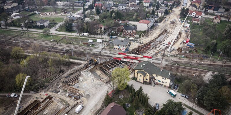 Plac budowy ronda Warszawska-Wawelska i tunelu pod torami kolejowymi na ulicy Wawelskiej w Bieruniu – postęp prac firmy Primost Południe, kwiecień 2026