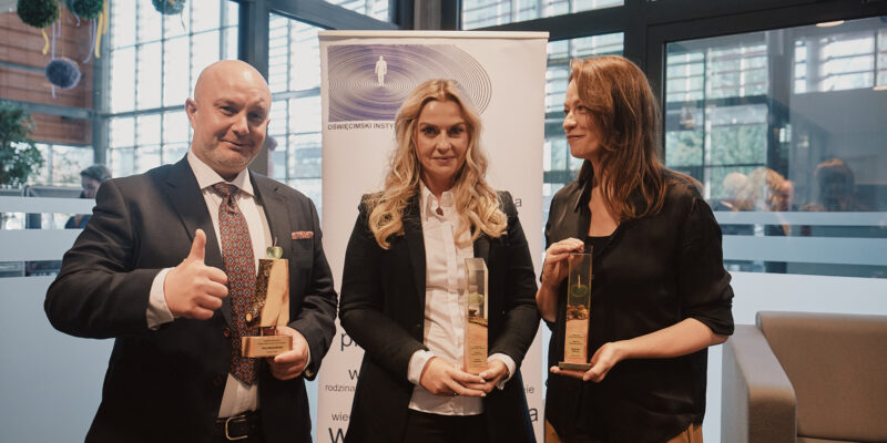 Ceremonia wręczenia szóstej Nagrody Nieobojętności OIPC w Galerii Książki Miejskiej Biblioteki Publicznej w Oświęcimiu – laureaci Magdalena Różczka, Piotr Kaszuwara i Szymon Szcześniak, 24 kwietnia 2026. Fot. Andrzej Rudiak