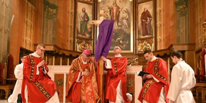 Bp Roman Pindel podczas adoracji Krzyża w Liturgii Męki Pańskiej w Wielki Piątek w katedrze św. Mikołaja w Bielsku-Białej, 3 kwietnia 2026. Fot. Marian Szpak