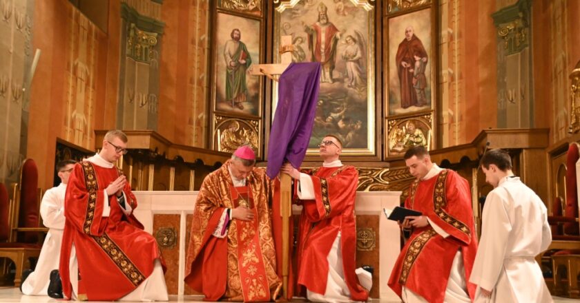 Bp Roman Pindel podczas adoracji Krzyża w Liturgii Męki Pańskiej w Wielki Piątek w katedrze św. Mikołaja w Bielsku-Białej, 3 kwietnia 2026. Fot. Marian Szpak
