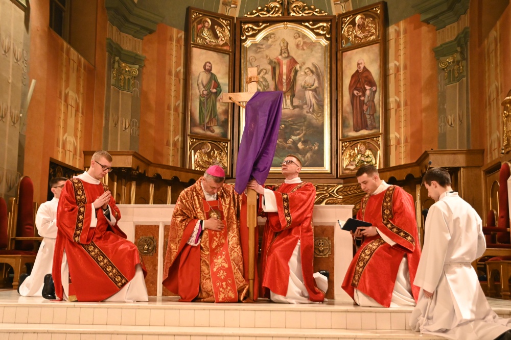 Bp Roman Pindel podczas adoracji Krzyża w Liturgii Męki Pańskiej w Wielki Piątek w katedrze św. Mikołaja w Bielsku-Białej, 3 kwietnia 2026. Fot. Marian Szpak
