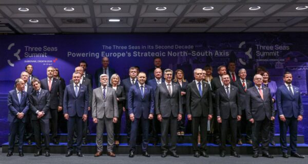 Szczyt Inicjatywy Trójmorza w Dubrowniku 2026 – przywódcy 13 państw Europy Środkowej podczas obrad, w tym prezydent RP Karol Nawrocki reprezentujący region na G20