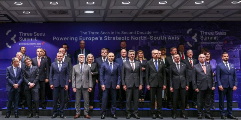 Szczyt Inicjatywy Trójmorza w Dubrowniku 2026 – przywódcy 13 państw Europy Środkowej podczas obrad, w tym prezydent RP Karol Nawrocki reprezentujący region na G20