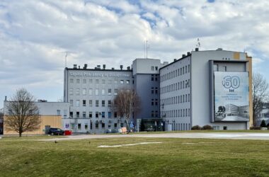 Plakaty protestacyjne na drzwiach Szpitala Powiatowego w Oświęcimiu podczas „czarnego tygodnia" Ogólnopolskiego Związku Pracodawców Szpitali Powiatowych, kwiecień 2026
