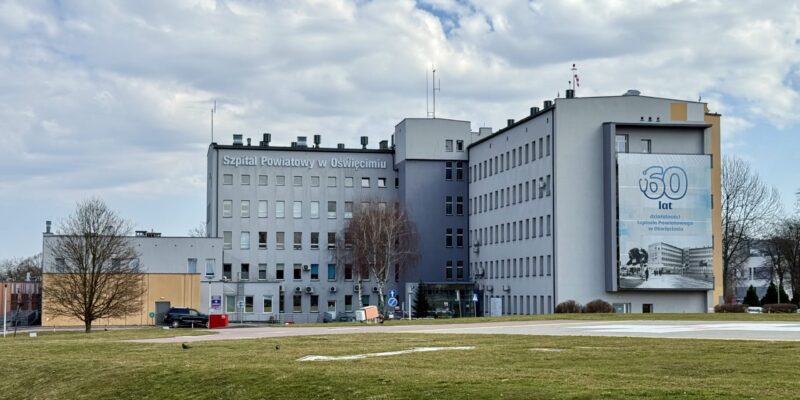 Plakaty protestacyjne na drzwiach Szpitala Powiatowego w Oświęcimiu podczas „czarnego tygodnia" Ogólnopolskiego Związku Pracodawców Szpitali Powiatowych, kwiecień 2026