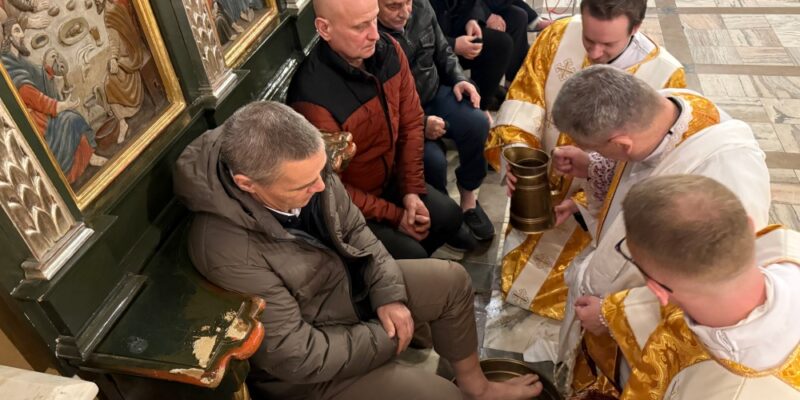 Bp Roman Pindel podczas obmycia stóp w obrzędzie Mandatum w Wielki Czwartek w konkatedrze w Żywcu – Msza Wieczerzy Pańskiej, Triduum Paschalne 2026. Fot. Krzysztof Kicmal