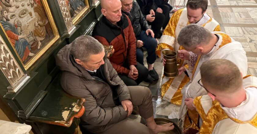 Bp Roman Pindel podczas obmycia stóp w obrzędzie Mandatum w Wielki Czwartek w konkatedrze w Żywcu – Msza Wieczerzy Pańskiej, Triduum Paschalne 2026. Fot. Krzysztof Kicmal