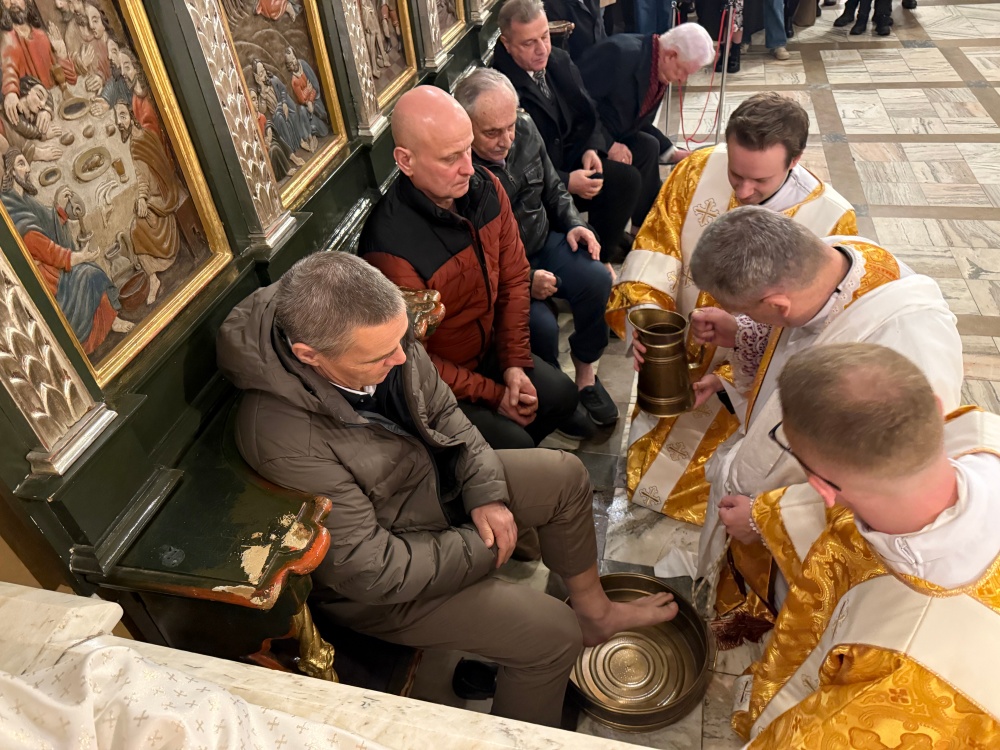 Bp Roman Pindel podczas obmycia stóp w obrzędzie Mandatum w Wielki Czwartek w konkatedrze w Żywcu – Msza Wieczerzy Pańskiej, Triduum Paschalne 2026. Fot. Krzysztof Kicmal