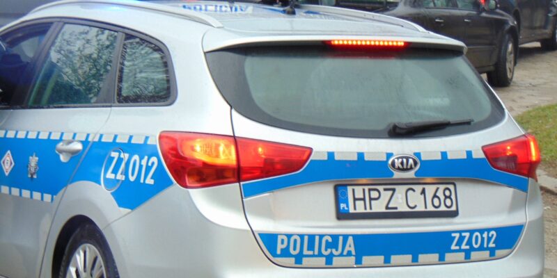 Policjanci Komendy Powiatowej Policji w Oświęcimiu podczas interwencji w sprawie zaniedbania małoletniego dziecka przez matkę będącą pod wpływem alkoholu, kwiecień 2026